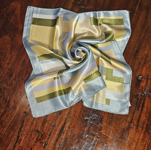 Gorgeous vintage Italian multi color scarf. - Picture 5 of 11